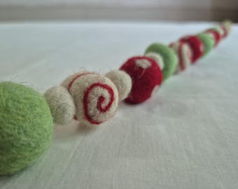 guirlande boules de feutre de Noël | Guirlande de Noël rouge et verte à pompons | Cannes de bonbon et pois| Cheminée de cheminée festive, décoration de Noël pour chambre d'enfant
