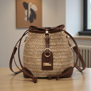 Bolsa transversal de palha trançada – Bolsa de verão estilo saco com detalhes em couro sintético