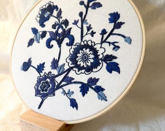 Bordado floral hecho a mano
