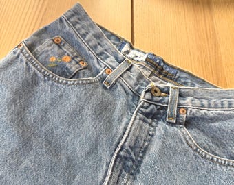 Shorts vaqueros vintage con bordado floral