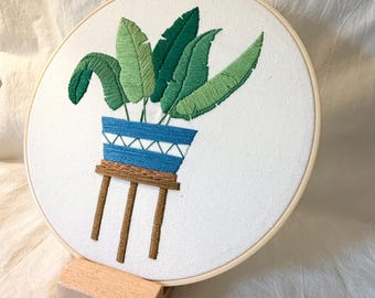 Bordados hechos a mano con plantas de interior