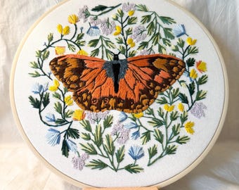 Diseño de bordado de mariposa floral