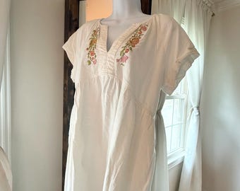 Vestido floral bordado a mano (talla pequeña)