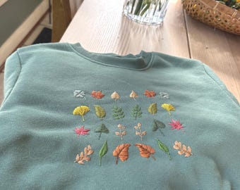 Sudadera corta con hojas de otoño bordadas a mano