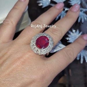 Anillo de cóctel con gema de rubí natural, diamantes engastados en pavé y plata de ley 925.