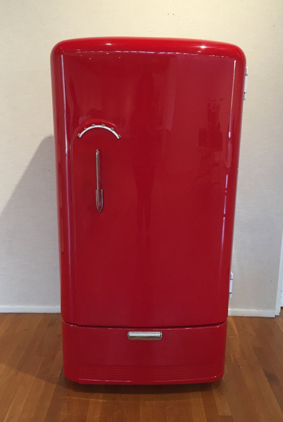 Красный холодильник Винтаж