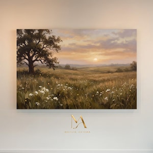 Puede incluir: Una pintura de paisaje representa una serena puesta de sol sobre un campo de hierba alta y flores silvestres. Un gran árbol se alza a la izquierda, con el sol poniéndose en la distancia. La paleta de colores incluye tonos cálidos de oro, naranja y marrón.