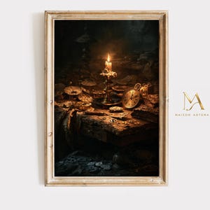 Op de afbeelding: Een ingelijste kunstdruk met een donkere, sfeervolle scène van een houten tafel vol antieke klokonderdelen, tandwielen en een zakhorloge. Een enkele brandende kaars in een metalen houder verlicht de objecten en werpt warm licht en diepe schaduwen.