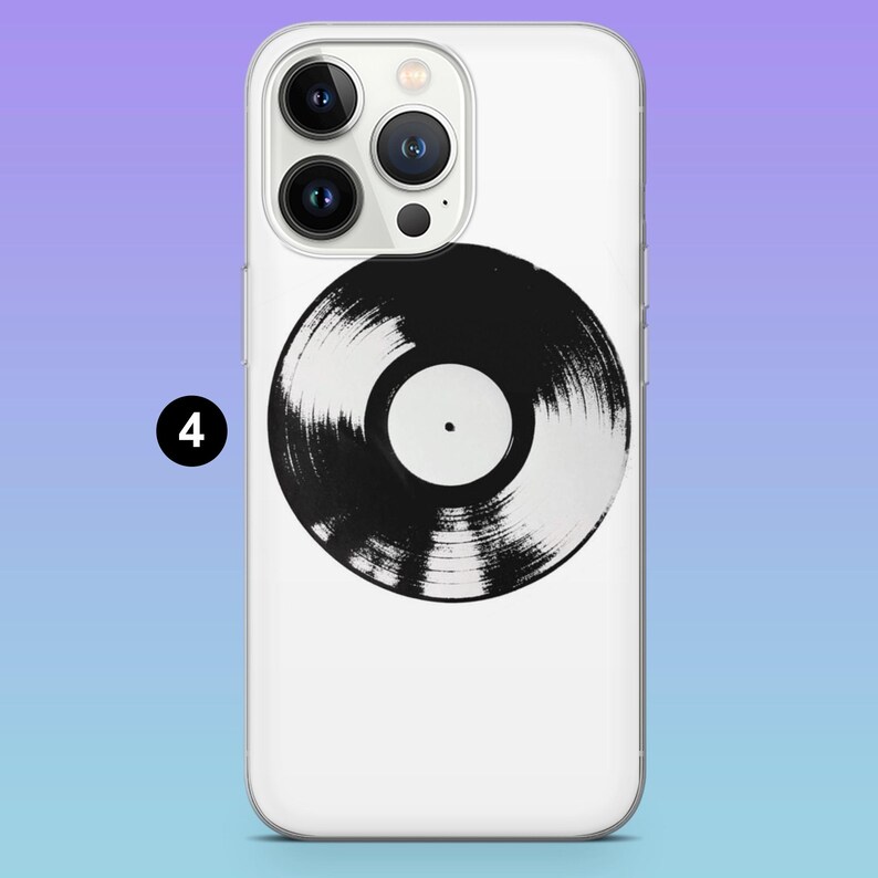 Pu&ograve; includere: Custodia per telefono bianca con un design di vinile in bianco e nero. Il disco &egrave; centrato sulla custodia, con l'etichetta al centro. La custodia ha un bordo trasparente e uno sfondo sfumato blu e viola.