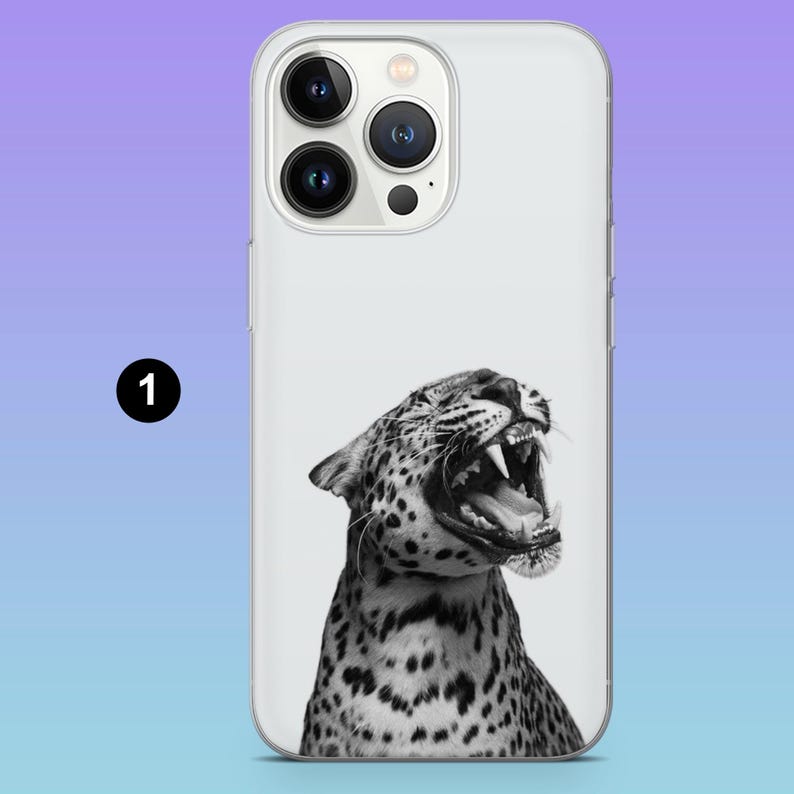Pu&ograve; includere: Una custodia per telefono bianca con un'immagine in bianco e nero di un leopardo che ruggisce. La bocca aperta del leopardo mostra i suoi denti. La custodia ha un design chiaro e protettivo.