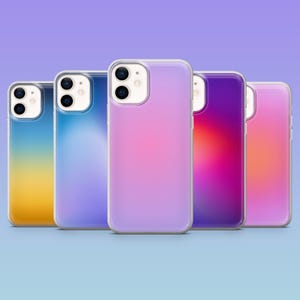 Puede incluir: Cinco fundas de teléfono coloridas en fila, cada una con un diseño degradado. Las fundas son en tonos de amarillo, azul, morado y rosa. Las fundas tienen un borde transparente y un recorte para la cámara.