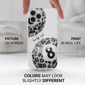 Pu&ograve; includere: Una custodia trasparente per telefono con un motivo leopardato in bianco e nero di una palla da biliardo con il numero 8. Il testo "Lucky me" &egrave; scritto in corsivo. La parte inferiore della custodia riporta la scritta "COLORS MAY LOOK SLIGHTLY DIFFERENT".