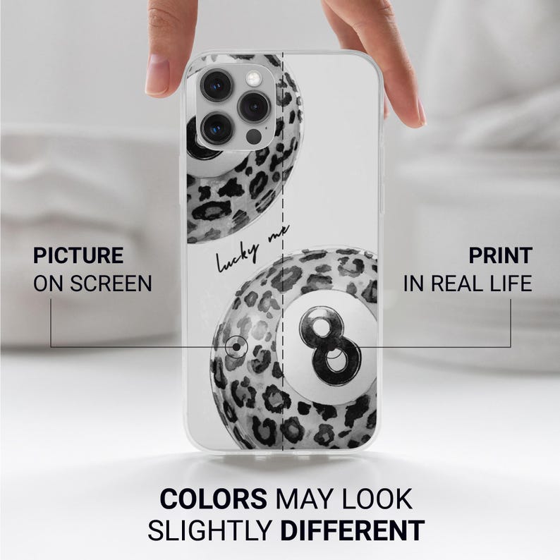 Pu&ograve; includere: Una custodia trasparente per telefono con un motivo leopardato in bianco e nero di una palla da biliardo con il numero 8. Il testo "Lucky me" &egrave; scritto in corsivo. La parte inferiore della custodia riporta la scritta "COLORS MAY LOOK SLIGHTLY DIFFERENT".