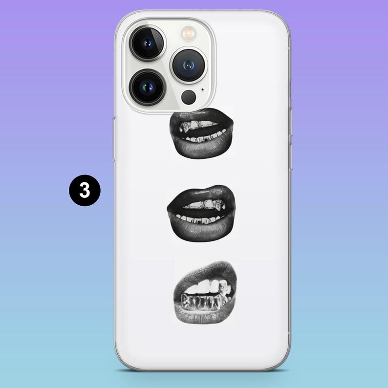 Pu&ograve; includere: Custodia bianca per iPhone con grafica in bianco e nero di tre bocche. Ogni bocca &egrave; aperta, rivelando i denti. La custodia ha una finitura lucida e un design protettivo.