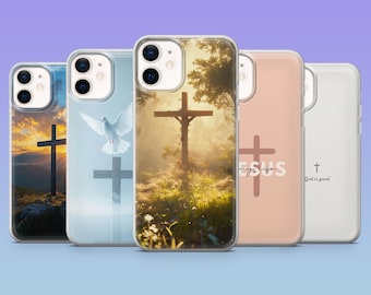Op de afbeelding: Een verzameling telefoonhoesjes met religieuze afbeeldingen. Ontwerpen omvatten kruisen tegen zonsondergangen, een duif en de tekst "my life" en "God is good". De hoesjes zijn in verschillende kleuren, waaronder transparant, perzik en wit.