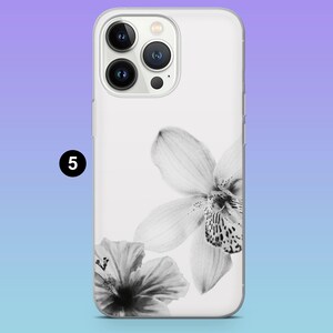 Pu&ograve; includere: Una custodia trasparente per telefono con un design floreale in bianco e nero. Il design presenta due fiori di orchidea con petali dettagliati e una scala di grigi. Il numero "5" &egrave; in un cerchio nero in alto a sinistra.