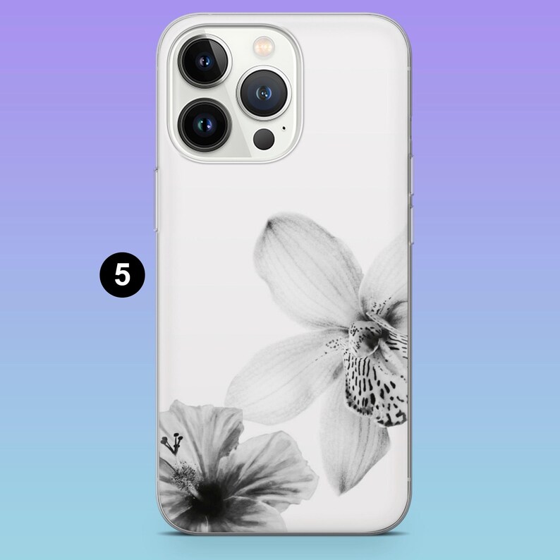 Pu&ograve; includere: Una custodia trasparente per telefono con un design floreale in bianco e nero. Il design presenta due fiori di orchidea con petali dettagliati e una scala di grigi. Il numero "5" &egrave; in un cerchio nero in alto a sinistra.