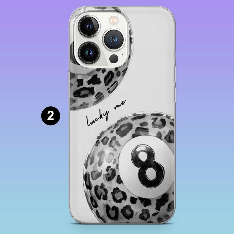Pu&ograve; includere: Custodia trasparente per telefono con un design in bianco e nero di due palle da biliardo con stampa leopardata. Il numero 8 &egrave; visibile su una palla e le parole "lucky me" sono scritte in corsivo.