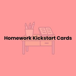 Może przedstawiać: Ilustracja biurka z książką, ołówkami i tekstem "Homework Kickstart Cards" na różowym tle. Biurko ma szufladę i pojemnik na ołówki z trzema ołówkami.