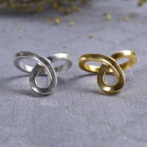 Goldener Knotenring, Triquetra-Ring aus 925er Sterlingsilber, Infinity-Loop-Ring, Stapelring aus vergoldetem Messing, minimalistischer Verlobungsring