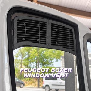 Op de afbeelding: Een zwarte kunststof raamventilatie geïnstalleerd in het bovenste gedeelte van een voertuigraamkozijn. De ventilatie heeft een horizontaal lamellenontwerp met ronde bevestigingen. De tekst PEUGEOT BOXER WINDOW VENT is in het wit over de afbeelding geplaatst.