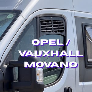 Peut inclure: Gros plan d'une camionnette argentée avec une grille d'aération et un rétroviseur noirs. Le texte "OPEL / VAUXHALL MOVANO" est superposé sur la fenêtre en blanc avec un contour violet. La fenêtre de la camionnette est légèrement teintée.
