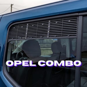 Peut inclure: Une vitre de véhicule bleue avec un pare-soleil à persiennes noir installé. Le texte "OPEL COMBO" est affiché en blanc avec un contour violet sur la vitre. L'intérieur du véhicule est visible à travers le verre.