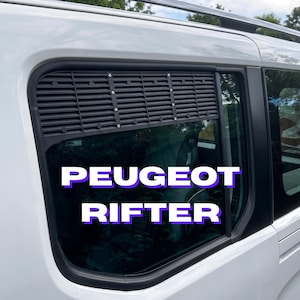 Può includere: Un furgone Peugeot Rifter bianco con una presa d'aria nera per finestrini. La presa d'aria ha lamelle orizzontali ed è montata sul finestrino posteriore del passeggero. Il testo "PEUGEOT RIFTER" è visualizzato in bianco con un contorno viola.