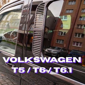 Könnte beinhalten: Schwarze Seitenwand eines Volkswagen-Vans mit dem Text "VOLKSWAGEN T5 / T6 / T6.1" in Weiß und Lila. Das Fenster des Vans spiegelt Gebäude und Autos wider. Eine dunkelgraue Lüftung ist sichtbar.