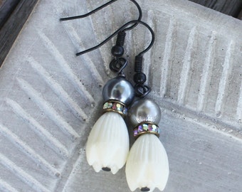 Tulip Earrings - Gray Pearl and Black earrings, pearl earrings, tulip jewelry, flower earrings, flower jewelry, business earrings