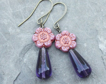 Pendientes de flor y gota de vidrio checo - pendientes de vidrio checo, pendientes florales, pendientes de latón antiguo, joyería de vidrio checo, pendientes morados