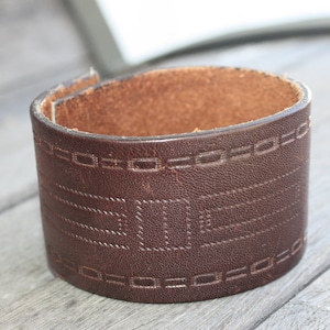 Upcycled Brown Leather Cuff - Decorative Design - 7 3/4&quot; - medium cuff, stacking bracelet, upcycle bracelet, hippie cuff, boho cuff
