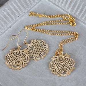 Textured Gold Pendant Necklace and Earring Set, gold plated necklace, gold plated earrings, zola elements necklace and earrings