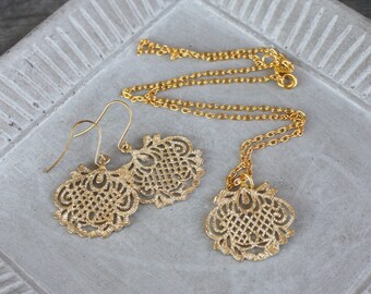 Textured Gold Pendant Necklace and Earring Set, gold plated necklace, gold plated earrings, zola elements necklace and earrings