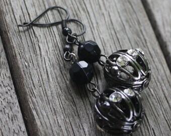 Bolas de filigrana negra - pendientes de cristal acentuado, pendientes negros, pendientes de filigrana, pendientes góticos, pendientes góticos, pendientes metálicos, cristal