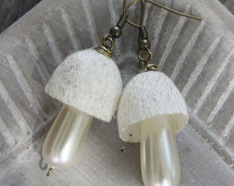 Pendientes de champiñones - Halves de capullo de perla falsa y seda - pendientes de latón antiguos, pendientes de montaje, joyas de setas, pendientes blancos