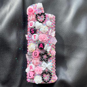 Bedazzled &quot;Just A Girl&quot; aanstekercover - Bic aansteker