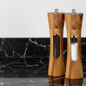 Ensemble de moulins à sel et à poivre en bois avec socle | Fraises à noyau en céramique réglables de 8 po. | Cadeau de cuisine rustique | Ensemble de moulins à épices manuels