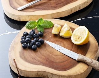 Tabla de cortar rústica de madera de acacia hecha a mano y bandeja para servir con borde natural: tabla de cocina natural para cortar, servir o decorar el hogar.