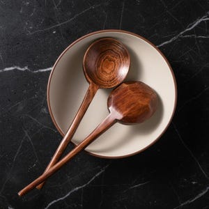 Japanischer Ramen-Löffel aus Holz - Suppenkelle mit langem Griff für Pho, Miso & Nudeln | Handgefertigtes großes Utensilo aus Holz zum Kochen und Servieren