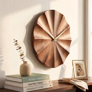 Reloj de pared grande de nogal, reloj de madera estriada, decoración moderna de mediados de siglo, reloj minimalista silencioso, regalo de inauguración de casa