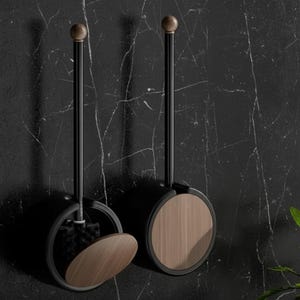 Scopino per WC a parete con venature del legno – Set di scopino e supporto per WC con manico lungo senza trapano: accessorio moderno per la pulizia del bagno