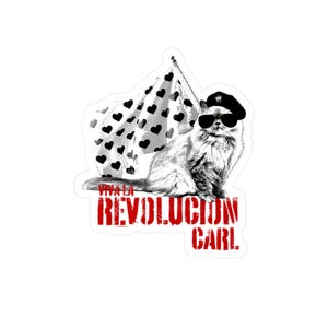 Può includere: Un adesivo raffigurante un gatto con occhiali da sole e basco, che tiene una bandiera con cuori neri. Il testo rosso sottostante recita "VIVA LA REVOLUCION CARL".