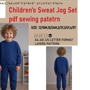 Op de afbeelding: Een kind draagt een blauwe sweat jog set, bestaande uit een sweatshirt met ronde hals en een bijpassende broek. De afbeelding bevat de tekst "Children's Sweat Jog Set pdf sewing pattern" en maatopties. Het kind lacht.