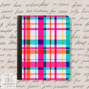 Può includere: Un taccuino rettangolare caratterizzato da un vivace motivo a quadri con linee che si intersecano in rosa brillante, turchese, arancione, giallo e blu scuro su sfondo bianco, rifinito con un dorso nero solido sul lato sinistro.