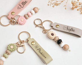 Custom Daisy Beaded Keyring, Engraved Name Flower Keychain, Personalized Daisy Beaded Keychain, Bridesmaid Gifts, Birthday / Christmas Gift