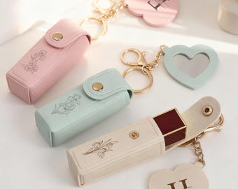 Portachiavi a forma di rossetto con fiore di nascita inciso e nome, regalo per addio al nubilato, portachiavi personalizzato con balsamo per labbra anti-perdita, regalo di compleanno per matrimonio