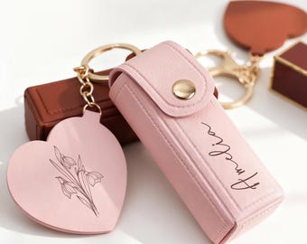 Portachiavi a forma di rossetto con fiore di nascita inciso con nome, regalo di trucco, portachiavi personalizzato con balsamo per labbra, regalo di nozze/compleanno, regalo per damigella d'onore