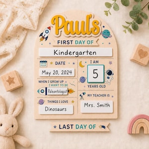 Könnte beinhalten: Ein bogenförmiges Holzschild für den ersten Schultag mit Weltraum-Illustrationen wie einer Rakete, Planeten und einem Astronauten. Der Text lautet Paul's First Day of Kindergarten, May 20, 2024, 5 years old, Paleontologist, Dinosaurs, Mrs. Smith und Last Day of.