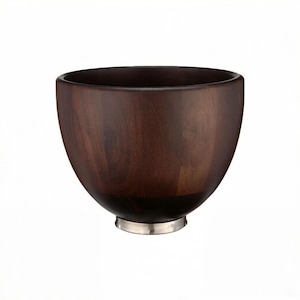 Könnte beinhalten: Handgefertigtes Holzschild mit dem Text "Willkommen" in verspielter Schrift. Das Schild ist weiß lackiert mit einem Used-Look und zeigt ein florales Design in Rosa- und Grüntönen. Es ist etwa 30 cm breit.